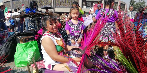 Peregrinos y danzantes: México celebra el día de la Virgen de Guadalupe - Sputnik Mundo