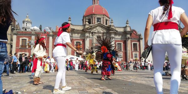 Peregrinos y danzantes: México celebra el día de la Virgen de Guadalupe - Sputnik Mundo