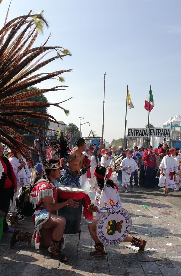 Peregrinos y danzantes: México celebra el día de la Virgen de Guadalupe - Sputnik Mundo