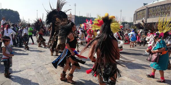 Peregrinos y danzantes: México celebra el día de la Virgen de Guadalupe - Sputnik Mundo