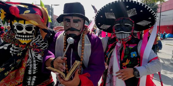 Peregrinos y danzantes: México celebra el día de la Virgen de Guadalupe - Sputnik Mundo