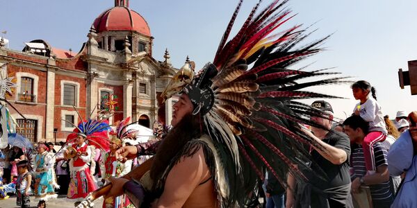 Peregrinos y danzantes: México celebra el día de la Virgen de Guadalupe - Sputnik Mundo