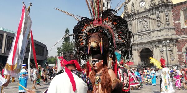 Peregrinos y danzantes: México celebra el día de la Virgen de Guadalupe - Sputnik Mundo