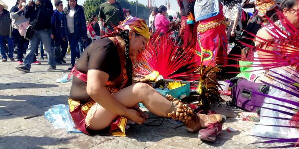 Peregrinos y danzantes: México celebra el día de la Virgen de Guadalupe - Sputnik Mundo