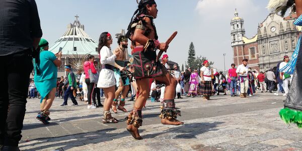 Peregrinos y danzantes: México celebra el día de la Virgen de Guadalupe - Sputnik Mundo