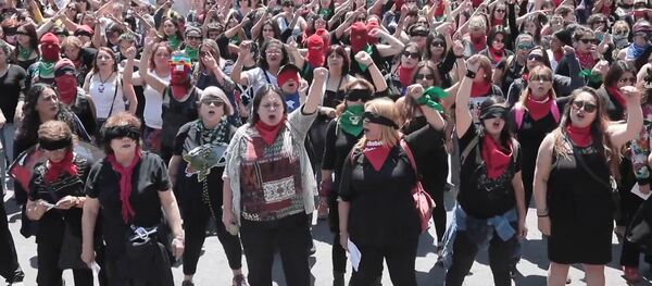 Manifestantes feministas queman espantapájaros de Piñera en Valparaíso - Sputnik Mundo