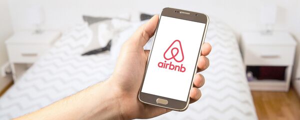 Logo de Airbnb  - Sputnik Mundo