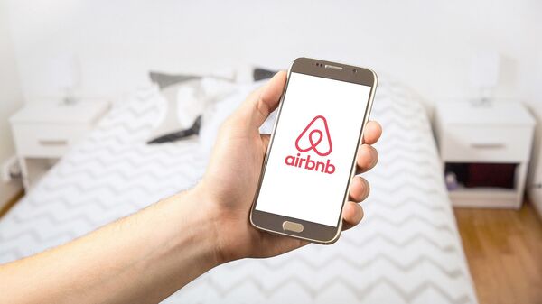 Logo de Airbnb  - Sputnik Mundo