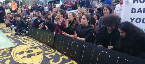 Protestas cerca del recinto ferial de la COP25 en Madrid Protestas cerca del recinto ferial de la COP25 en Madrid - Sputnik Mundo