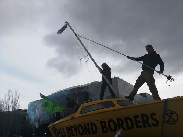 Activistas climáticos cortan los accesos a la sede de la COP25 en Madrid | Vídeo, foto - Sputnik Mundo