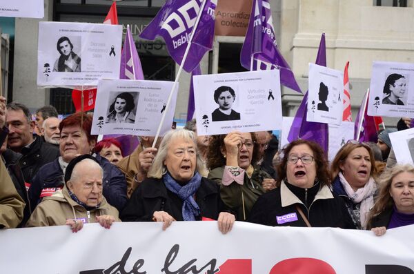 Las Trece Rosas y un jardín de deudas con las víctimas del franquismo Las Trece Rosas y un jardín de deudas con las víctimas del franquismo - Sputnik Mundo