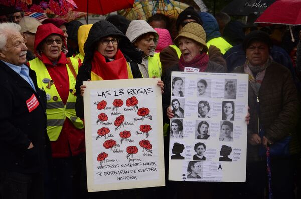 Las Trece Rosas y un jardín de deudas con las víctimas del franquismo Las Trece Rosas y un jardín de deudas con las víctimas del franquismo - Sputnik Mundo