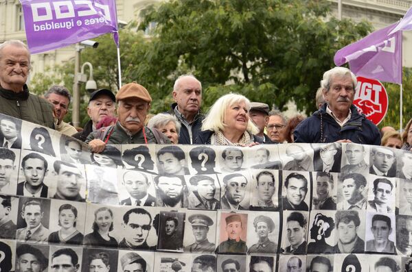 Las Trece Rosas y un jardín de deudas con las víctimas del franquismo Las Trece Rosas y un jardín de deudas con las víctimas del franquismo - Sputnik Mundo