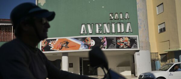 Un motociclista pasa por la Avenida Cínema en la Habana - Sputnik Mundo