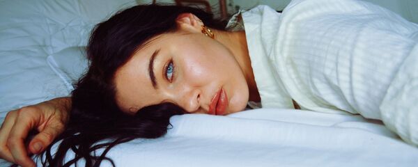 Una mujer en la cama - Sputnik Mundo