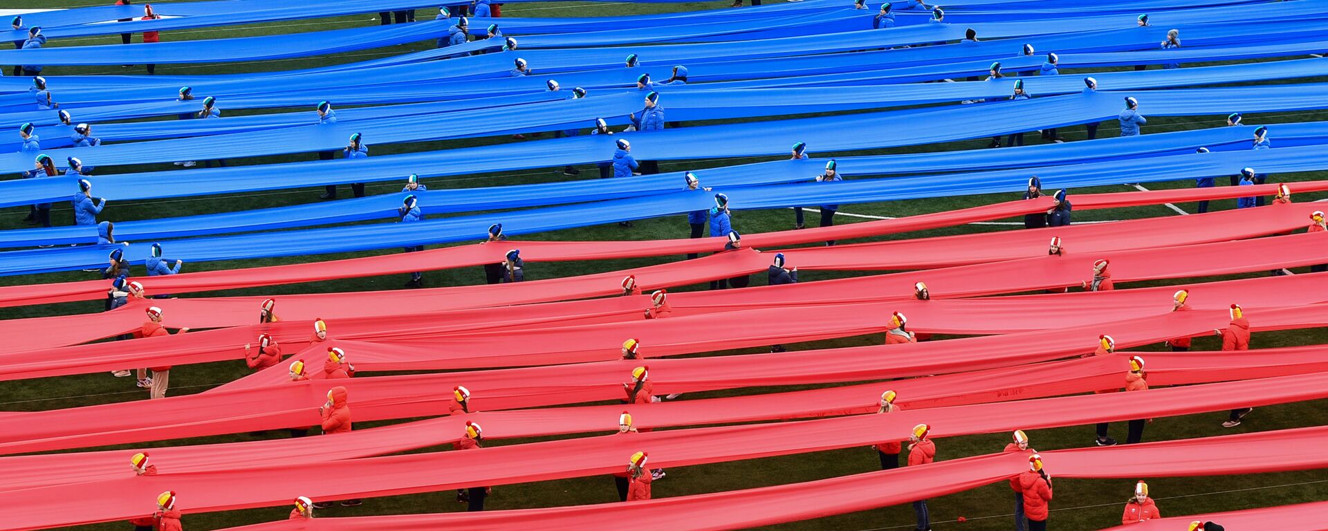 Escolares rusos apoyan los deportistas del país con una bandera de 100 metros - Sputnik Mundo, 1920, 02.05.2023