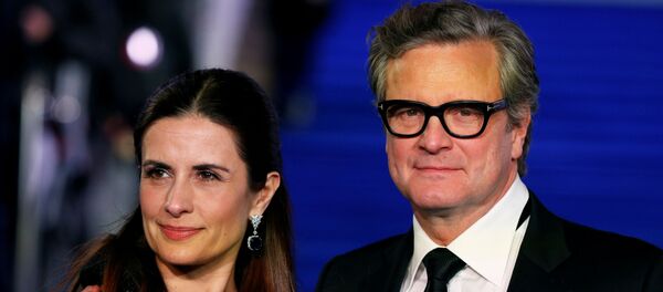 El actor británico Colin Firth con su esposa Livia Giuggioli El actor británico Colin Firth con su esposa Livia Giuggioli - Sputnik Mundo