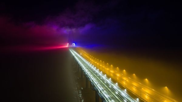El puente de Crimea iluminado con luces coloridas durante la noche El puente de Crimea iluminado con luces coloridas durante la noche - Sputnik Mundo
