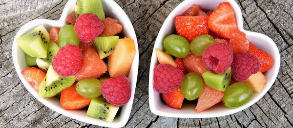 Frutas en recipientes en forma de corazón - Sputnik Mundo