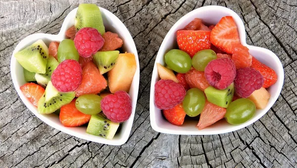 Frutas en recipientes en forma de corazón - Sputnik Mundo