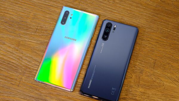 Los teléfonos inteligentes de Samsung y Huawei Los teléfonos inteligentes de Samsung y Huawei - Sputnik Mundo