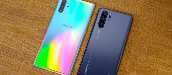 Los teléfonos inteligentes de Samsung y Huawei - Sputnik Mundo