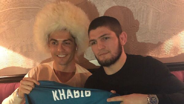 Cristiano Ronaldo y Khabib Nurmagomedov (archivo) - Sputnik Mundo