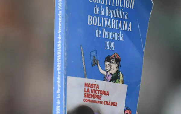 Un ejemplar de la Constitución de Venezuela Un ejemplar de la Constitución de Venezuela - Sputnik Mundo