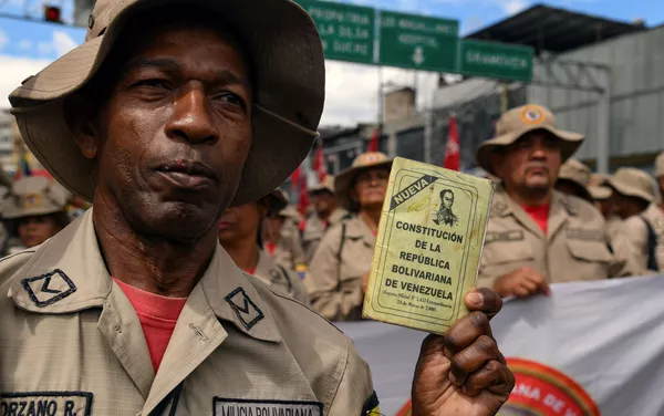 Un miembro de la Milicia Bolivariana durante la celebración del 20 aniversario de la creación de la Constitución venezolana Un miembro de la Milicia Bolivariana durante la celebración del 20 aniversario de la creación de la Constitución venezolana - Sputnik Mundo