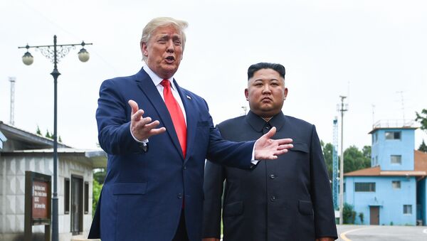 El líder norcoreano, Kim Jong-un y el presidente de EEUU, Donald Trump - Sputnik Mundo