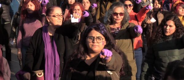 Cientos de mujeres turcas cantan 'Un violador en tu camino' en Estambul - Sputnik Mundo