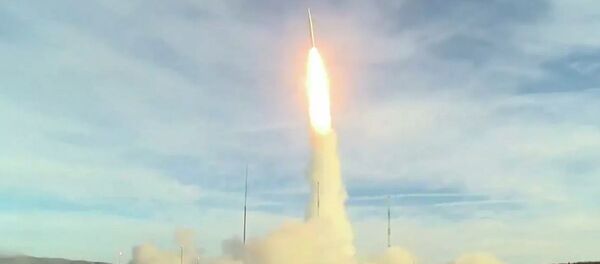 Lanzamiento del misil estadounidense de mediano alcance desde la base Vandenberg - Sputnik Mundo