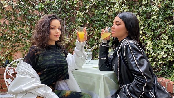 Rosalía, cantante española, y Kylie Jenner, celebridad estadounidense - Sputnik Mundo