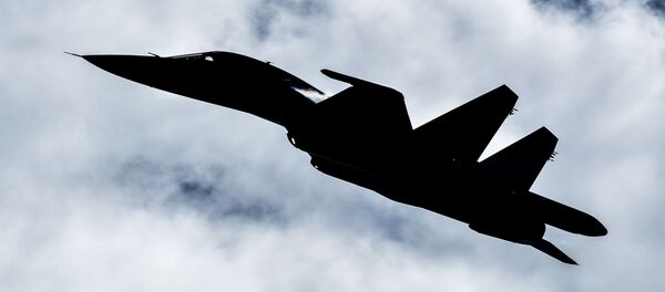 Silueta de un caza Sukhoi en el cielo (imagen refrencial) - Sputnik Mundo
