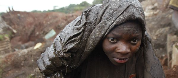 Un joven trabaja en una mina de cobalto situada en la ciudad de Likasi (República Democrática de Congo) Un joven trabaja en una mina de cobalto situada en la ciudad de Likasi (República Democrática de Congo) - Sputnik Mundo