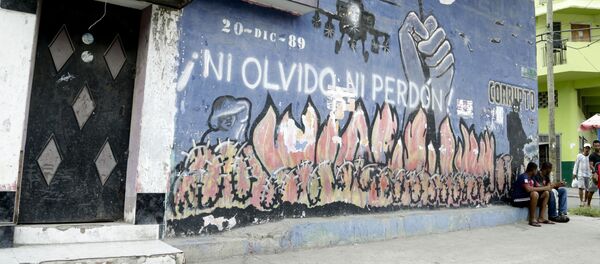 Dos hombres frente a un mural que representa la invasión estadounidense de Panamá en el barrio de Chorrillo en la ciudad de Panamá - Sputnik Mundo