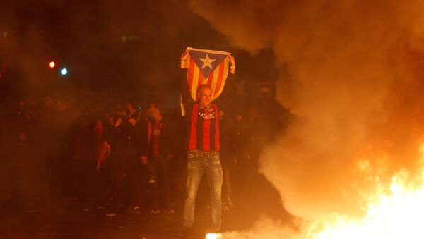 Enfrentamientos entre policías e independistas durante El Clásico en el Camp Nou, Barcelona, el 18 de diciembre de 2019 - Sputnik Mundo