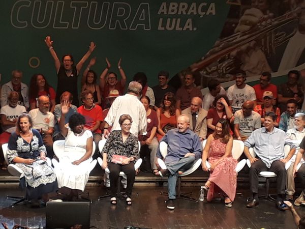 Lula pide a los artistas de Brasil que no bajen la cabeza ante los ataques de Bolsonaro Lula pide a los artistas de Brasil que no bajen la cabeza ante los ataques de Bolsonaro - Sputnik Mundo