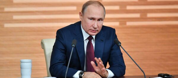El presidente ruso, Vladímir Putin, responde las preguntas durante la gran rueda de prensa 2019 - Sputnik Mundo