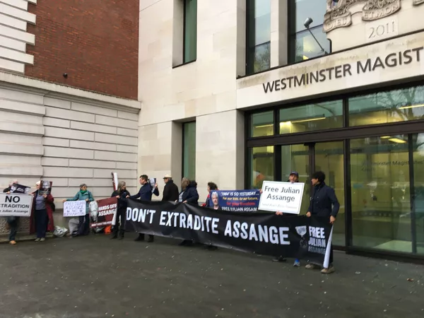 Julian Assange atiende desde prisión su proceso de extradición a EEUU Julian Assange atiende desde prisión su proceso de extradición a EEUU - Sputnik Mundo