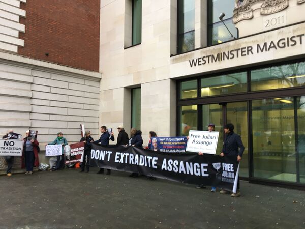 Julian Assange atiende desde prisión su proceso de extradición a EEUU - Sputnik Mundo