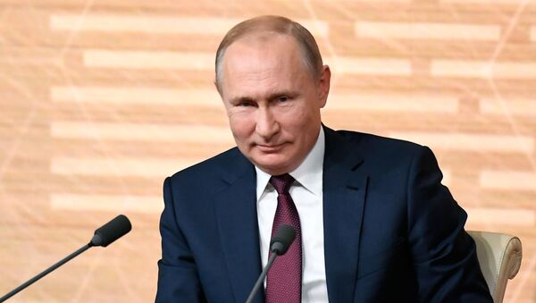 El presidente ruso, Vladímir Putin, durante la gran rueda de prensa anual 2019 - Sputnik Mundo