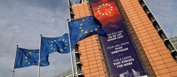 Banderas de la UE en frente de la sede de la Comisión Europea en Bruselas Banderas de la UE en frente de la sede de la Comisión Europea en Bruselas - Sputnik Mundo