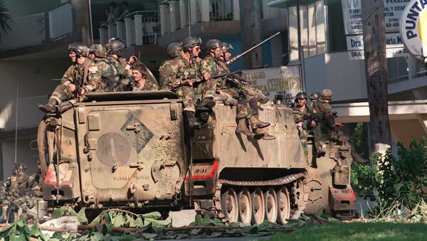 Soldados estadounidenses posicionados en una calle de Ciudad de Panamá durante la invasión de 1989 - Sputnik Mundo