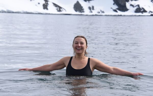 Evguenia Alechine – inmersión en agua helada - Sputnik Mundo