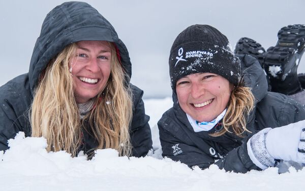 Jugando en la nieve - Julia Ward y Evguenia Alechine - Sputnik Mundo