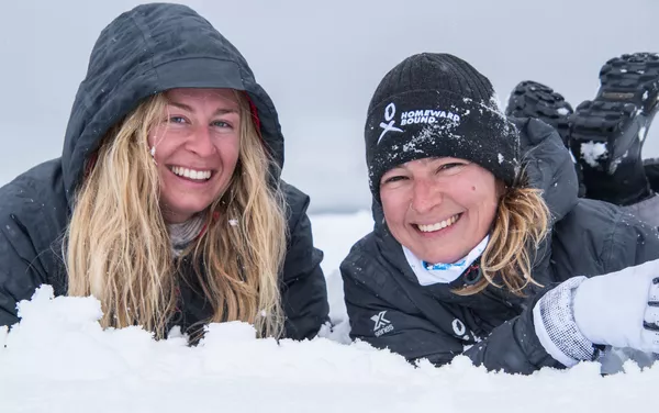 Jugando en la nieve - Julia Ward y Evguenia Alechine Jugando en la nieve - Julia Ward y Evguenia Alechine - Sputnik Mundo