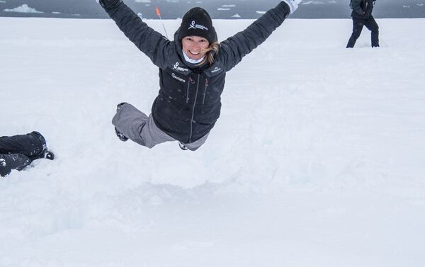 Volando en la nieve - Evguenia Alechine - Sputnik Mundo