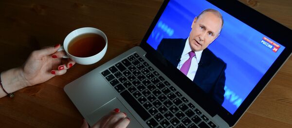 La transmisión de la línea directa de Vladímir Putin, vista desde una computadora - Sputnik Mundo