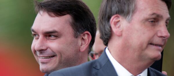 Flávio Bolsonaro y Jair Bolsonaro - Sputnik Mundo